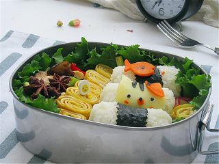 11、猫鱼便当,将猫和鱼摆在合适位置，豌豆做装饰