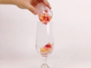 2、微醺来袭，更适合有趣灵魂的一款饮品,倒入新鲜水蜜桃果肉和新鲜红心火龙果果肉