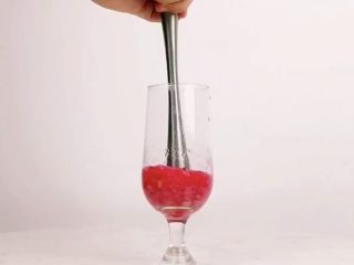 3、微醺来袭，更适合有趣灵魂的一款饮品,用调酒压棒捣碎