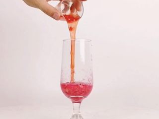 4、微醺来袭，更适合有趣灵魂的一款饮品,倒入水蜜桃糖浆