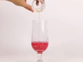 5、微醺来袭，更适合有趣灵魂的一款饮品,倒入竹蔗冰糖糖浆