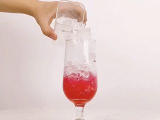6、微醺来袭，更适合有趣灵魂的一款饮品,倒入适量冰块