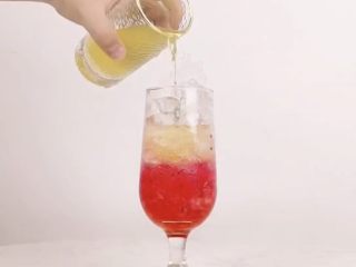 7、微醺来袭，更适合有趣灵魂的一款饮品,沿冰块倒入茉莉绿茶茶汤