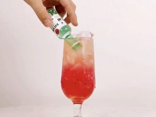 8、微醺来袭，更适合有趣灵魂的一款饮品,将白朗姆酒开瓶，并斜放入杯中