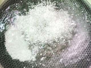 4、西米的完美煮法,一定是⚠️【开水才能放入西米】，否则西米就化成糊糊啦。