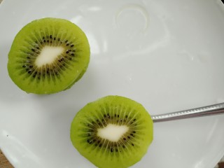 3、奇异果酸奶棒,奇异果对半切去掉外皮