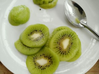 4、奇异果酸奶棒,把奇异果切片