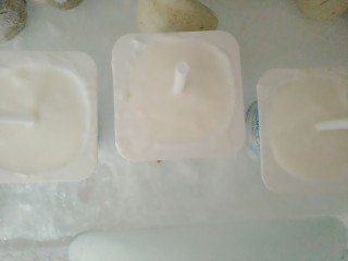 8、奇异果酸奶棒,放入冰箱冷冻四小时即可脱杯享用