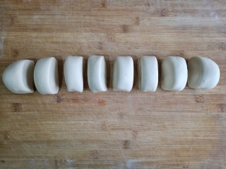 5、彩虹花卷,将揉好的面团搓成圆柱形，切分成8等份的面剂子。