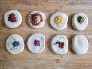 6、彩虹花卷,将面剂子按扁，加入各种果蔬粉调色。