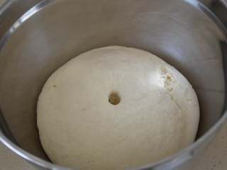 5、花朵馒头,发至两倍大即可。手指轻轻戳个洞不回缩不塌陷，证明面团发好了。