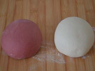 8、花朵馒头,加少许干面粉，揉搓成光滑的粉色面团。