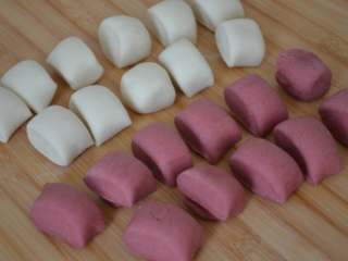 9、花朵馒头,将两种面团各平均分成11个小面剂子，每个面剂子约20克左右。