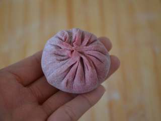 13、花朵馒头,象包包子一样，最后的收口捏实。