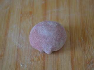 14、花朵馒头,收口朝下，用手摁平。