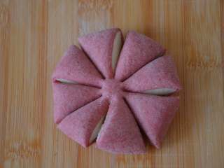 16、花朵馒头,用刀切成八等份，注意不要切断。