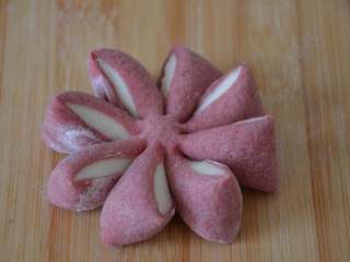 17、花朵馒头,然后把每一份翻过来。