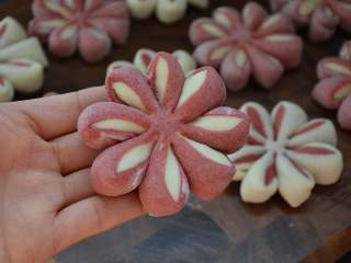 19、花朵馒头,这样就是粉色在外面的花朵馒头。