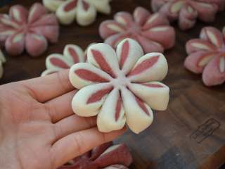 21、花朵馒头,这样就是白色在外面的花朵馒头。