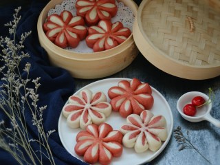 25、花朵馒头,两种颜色搭配更漂亮。