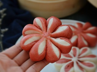 26、花朵馒头,粉色面皮的花朵馒头。