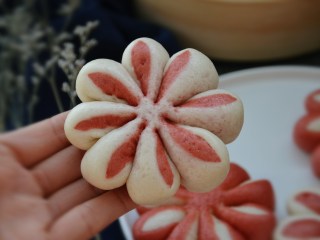 27、花朵馒头,白色面皮的花朵馒头。