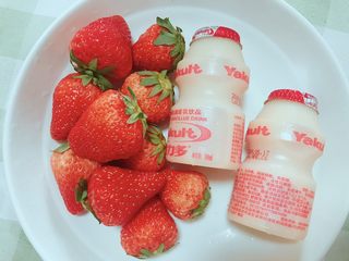 1、高颜值 草莓????益力多 ,准备食材