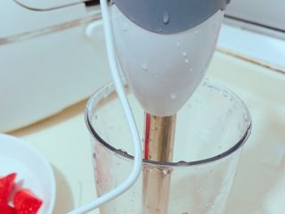 4、高颜值 草莓????益力多 ,准备好榨汁机