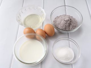 1、黑米蛋糕,准备食材；