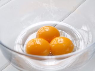 2、黑米蛋糕,鸡蛋蛋清分离；装蛋清的盆无油无水；