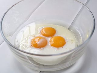 3、黑米蛋糕,蛋黄里倒入牛奶色拉油；