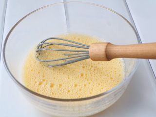 4、黑米蛋糕,搅打均匀