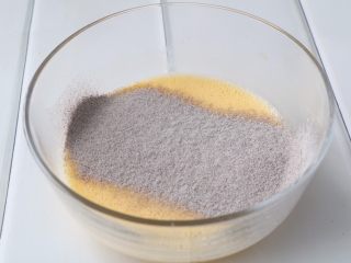 5、黑米蛋糕,分次筛入黑米粉；
