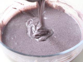 6、黑米蛋糕,拌成细腻浓稠的迷糊；