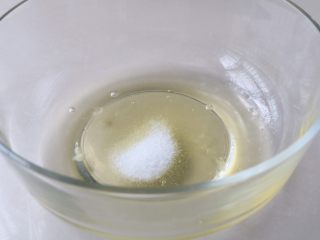 7、黑米蛋糕,蛋清分次加入细糖打发；