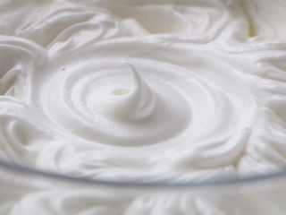 8、黑米蛋糕,打到提起打蛋器有尖峰时停止打发；