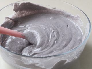 11、黑米蛋糕,拌好的状态轻盈细腻又蓬松；