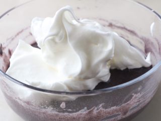 9、黑米蛋糕,分3/1蛋清到米糊里，翻拌均匀；