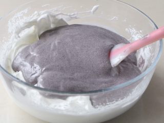 10、黑米蛋糕,倒入剩下的蛋白里；同样是手法拌均匀；