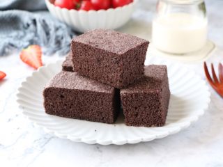 14、黑米蛋糕,倒扣冷却，切块吃即可；