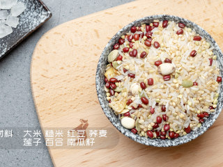 1、忆鹿|糙米莲子粥,准备好食材。