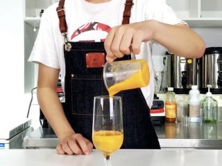 3、无酒精鸡尾酒，让你轻松尬过战斗民族！,倒入热带水果果泥