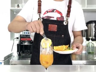 5、无酒精鸡尾酒，让你轻松尬过战斗民族！,加入新鲜水果