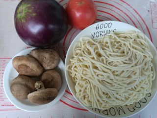 1、素味茄丁面,准备材料。