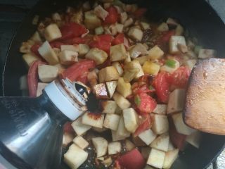 7、素味茄丁面,加入生抽1勺。