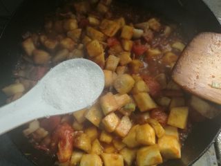 9、素味茄丁面,加入糖适量。