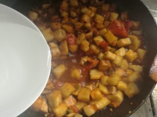 10、素味茄丁面,加入小半碗水，盖盖子，小火焖5分钟至茄子软烂。