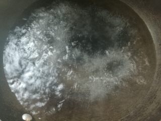 11、素味茄丁面,锅坐水烧开。