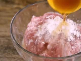 1、教你一个茶树菇的新鲜吃法，好吃到拿肉都不换，孩子多吃一碗饭,加入淀粉、盐、料酒，拌匀腌制10分钟