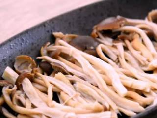 3、教你一个茶树菇的新鲜吃法，好吃到拿肉都不换，孩子多吃一碗饭,再次沸腾后，捞出沥干水分，摆入盘中
